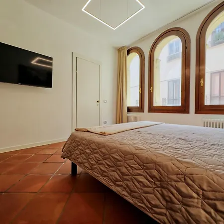 Ponte Degli Angeli Modern And Apartment!